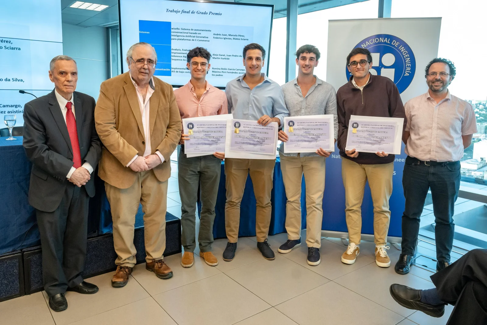 Receiving the Academia Nacional de Ingeniería award
